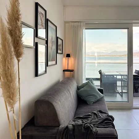 Aquavista - & Poolside Apartment
