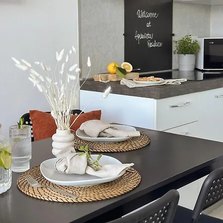 Aquavista - & Poolside Apartment *